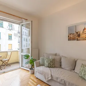 https://riverside-balcony-apartmet-with-view-to-danube.inbudapesthotels.com